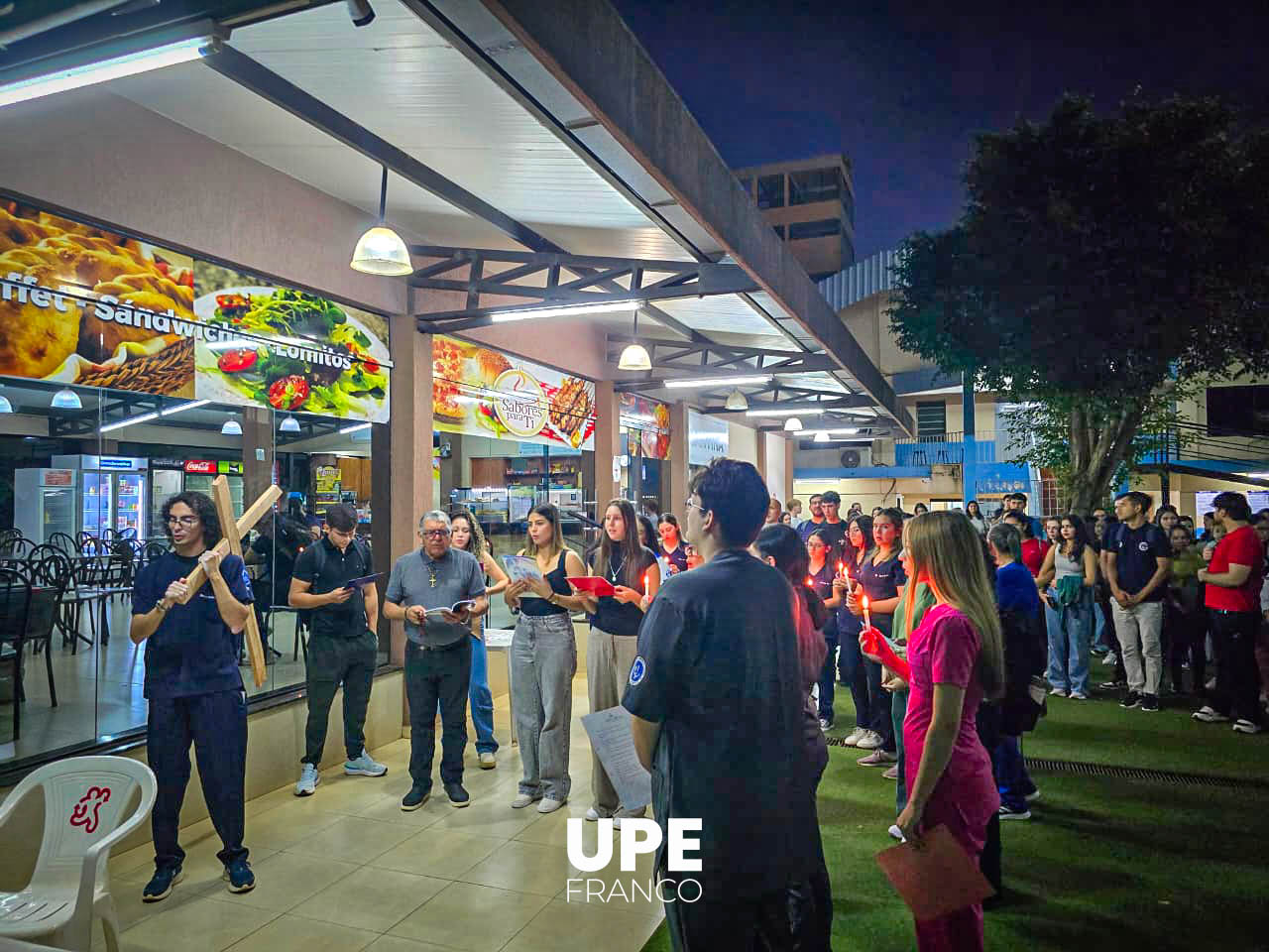 Estudiantes de Ciencias de la Salud participaron del Vía Crucis en la UPE FRANCO